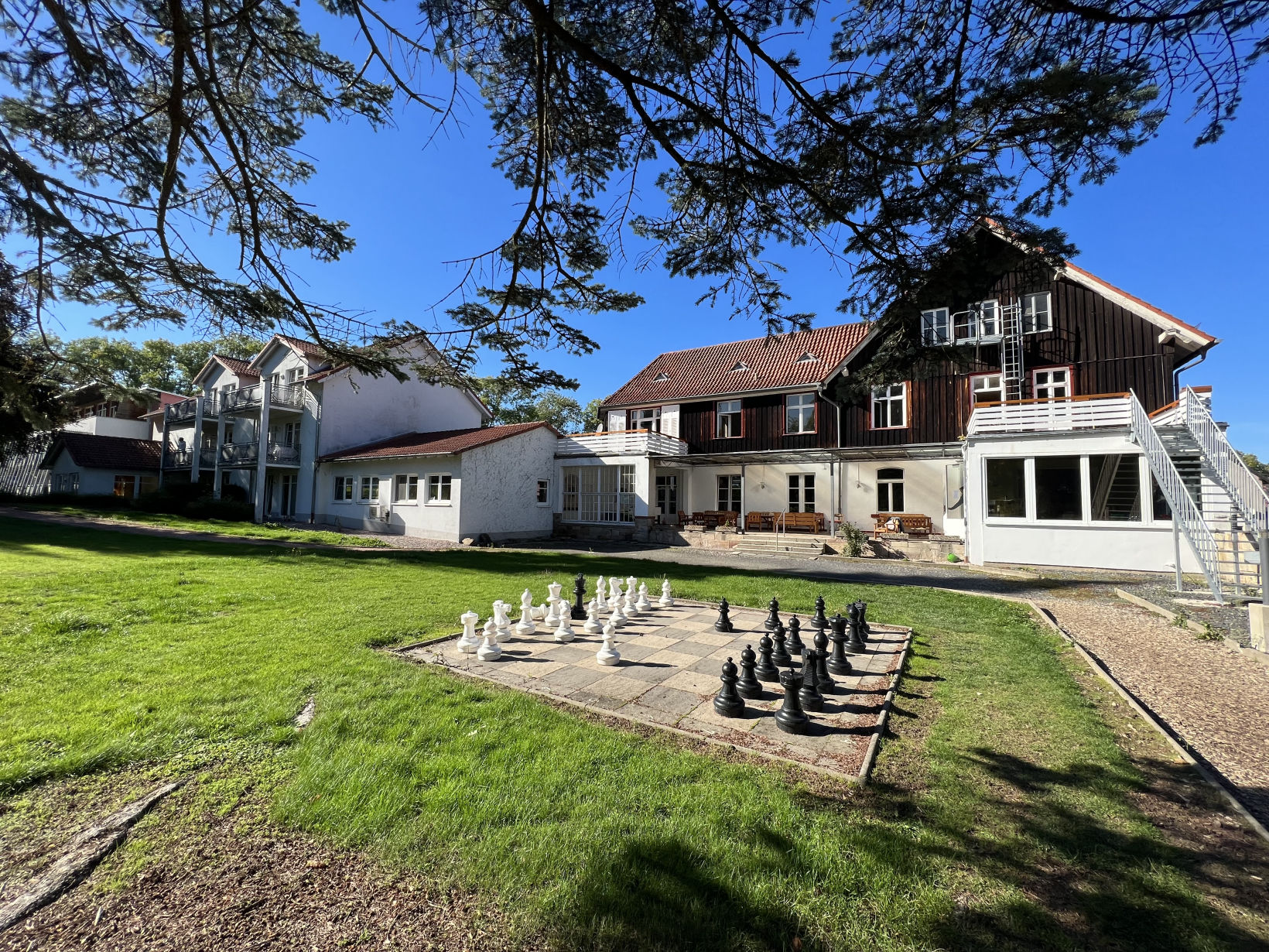 Garten Aussenansicht auf die Klinik Neue Rhön 